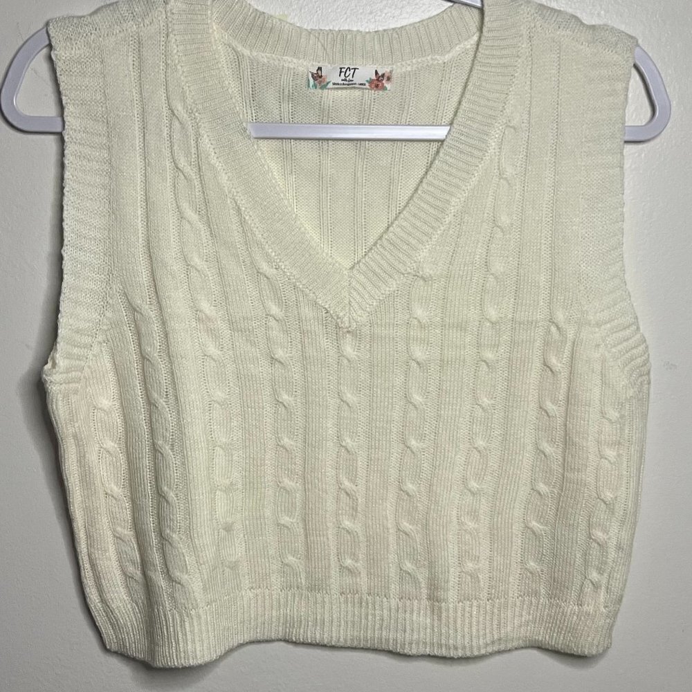 Francesca's V Neck cable knit In Ivory Size L